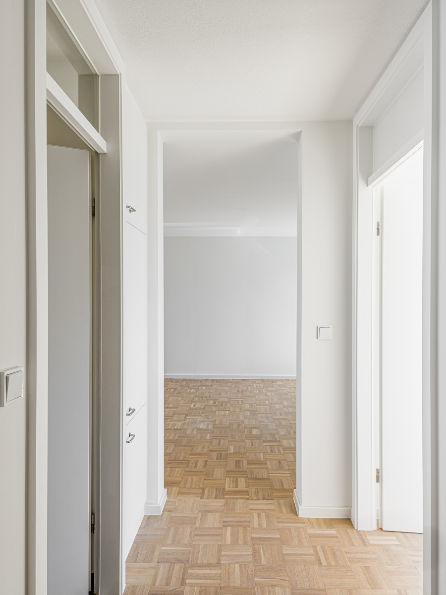 Flur mit Blick in den Wohnraum